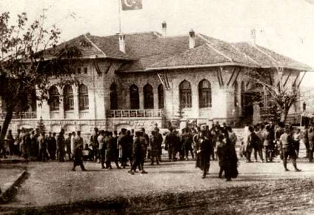 14. İlk Büyük Millet Meclisindeki sıra numarası 19'du.
