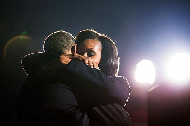 21. Barack Obama and Michelle Obama hugging during the campaigning tour in Iowa, Des Moines.