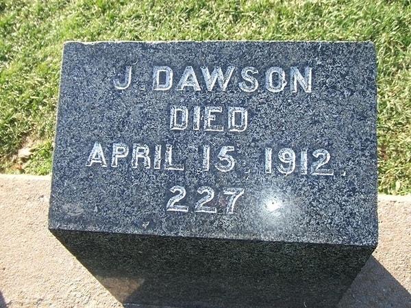 4. Senaryoyu bitirdikten sonra James Cameron Titanik'te gerçekten hayatını kaybetmiş J. Dawson isimli bir kişinin mezar taşına rastladığında epey şaşırmıştı.