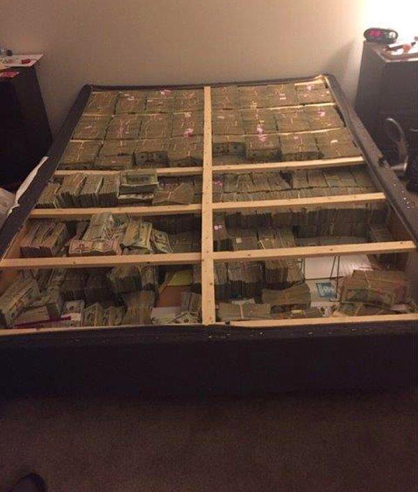 Bu ayın başında FBI ajanları ABD'nin Massachusetts eyaletindeki bir apartman dairesinde, yatak bazasına saklanmış 20 milyon dolar buldu.