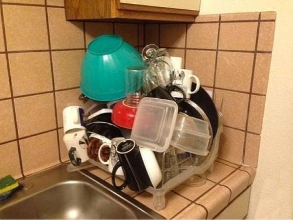 4. "Kocamdan bulaşıkları yıkamasını rica ettim, şimdi de bulaşıklara dokunmaya korkuyorum..."