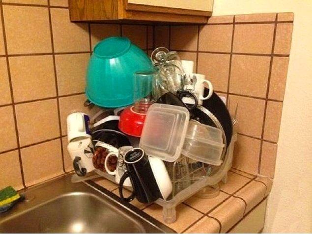 4. "Kocamdan bulaşıkları yıkamasını rica ettim, şimdi de bulaşıklara dokunmaya korkuyorum..."