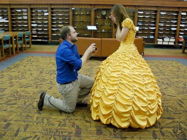 6. "Bu adam sevgilisine en sevdiği animasyonu tema yapıp evlenme teklif etti. Elbisesini bile kendi dikmiş."
