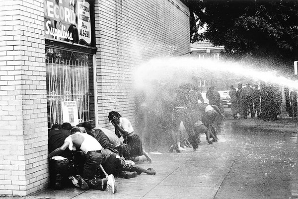 4. İçlerinde çoğunlukla çocukların bulunduğu ve Martin Luther King'in başını çektiği grup, polis müdahalesinden kaçmaya çalışırken...