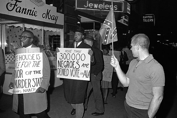 5. Fotoğrafımız 1964 yılından. Göstericiler Alabama Valisinin kaldığı otele yürüyüş düzenlerken...