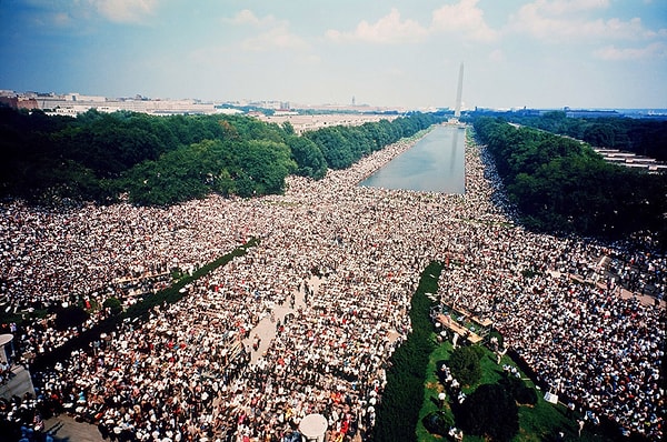 6. İnanılmaz kalabalığın olduğu bu fotoğraf ise çok önemli bir güne ait. Martin Luther King'in o meşhur ''Bir Hayalim Var'' konuşmasını yaptığı alandan bir kare...