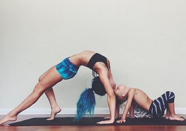 3. Хоть у Чарити и много забот, свое увлечение она не бросает и всегда находит на него время. Как? Она занимается йогой вместе со своими детьми!