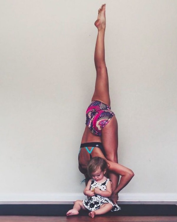 5. А вот 2-летняя Фелисити пока выступает в роли утяжелителя, помогая маме в асанах