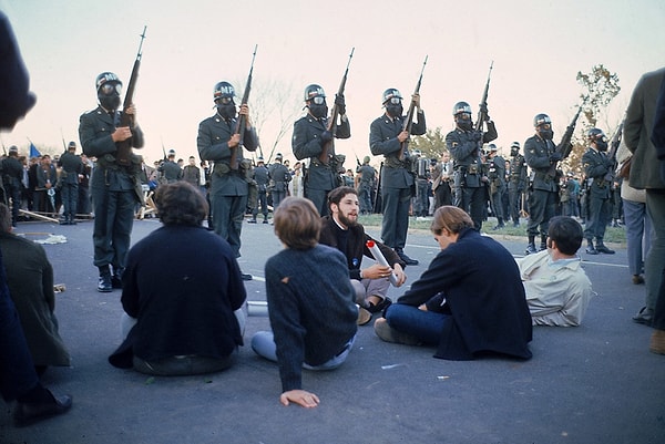 16. Yine bir Vietnam Savaşı protestosu daha... Oturma grevi yapan göstericiler ve başında duran askeri polisler.