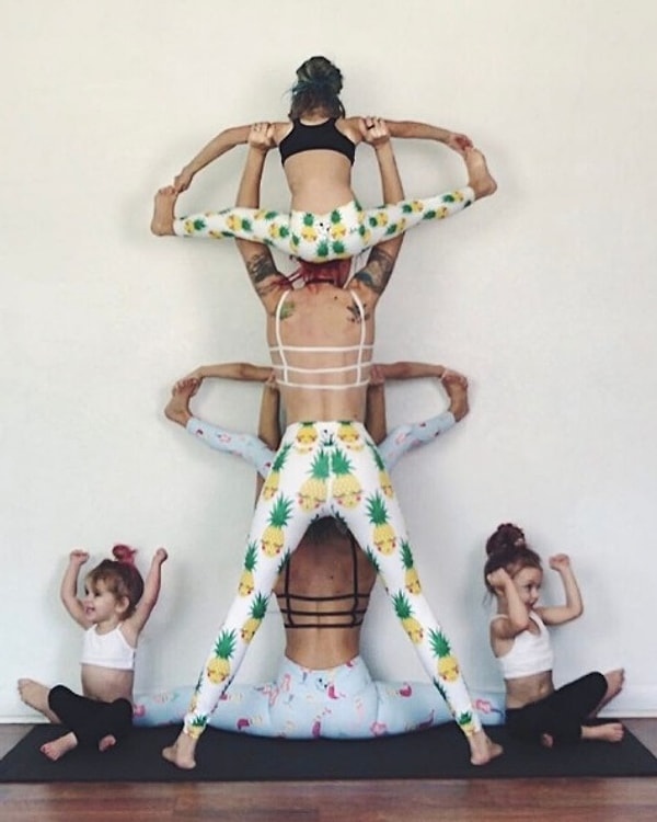 10. Она нашла замечательный способ оставаться в форме и в то же время проводить много времени со своими детьми