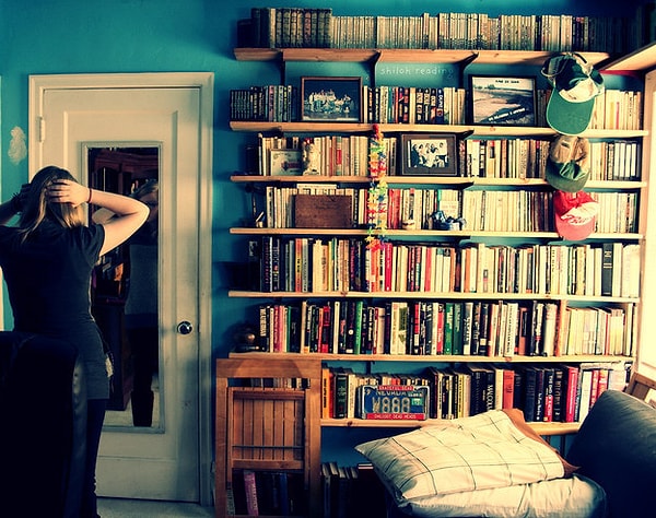 12. Просто и со вкусом - в каждой спальне должна быть книжная полка