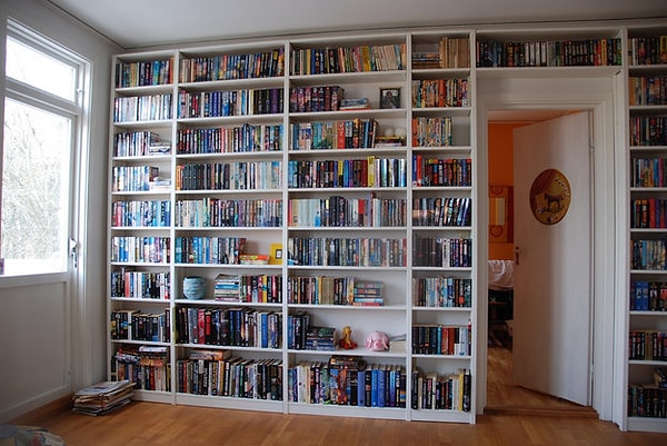 16. Стена из книг