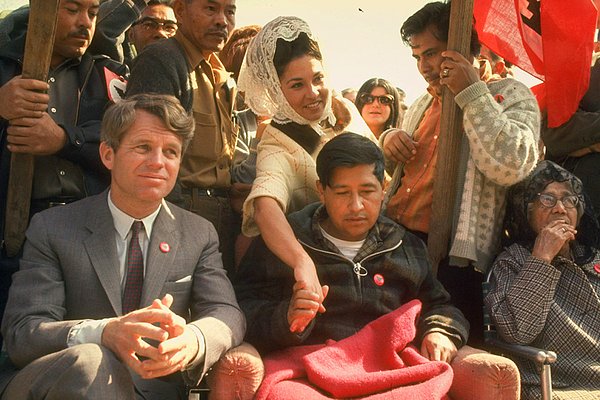 17. 1968 yılında gerçekleşen, Cesar Chavez (Amerikalı insan hakları savunucusu) liderliğindeki bir açlık grevi. Fotoğrafta soldan sağa: Robert F. Kennedy ve Cesar Chavez.