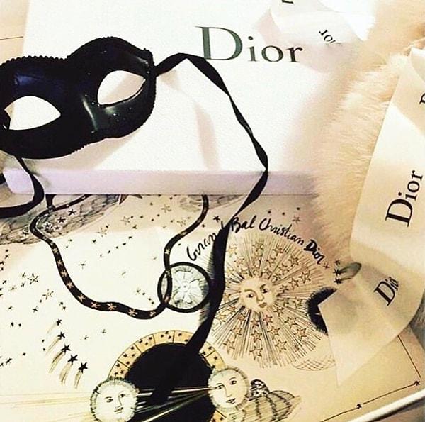 Sınırlı sayıdaki özel insana, davetiyeyle beraber Dior'un özel üretimi maskeler ve çeşitli aksesuarlar da gönderildi.