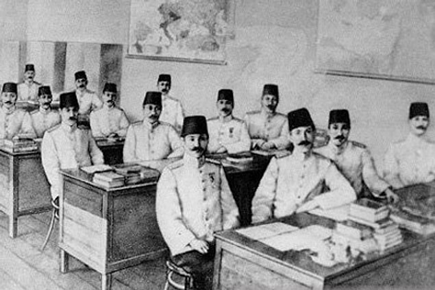 3. Harp Okulu'nu 20. olarak bitirdi. Subaylardan birisi yabancı olduğu için mezun olan 19. Türk subayı oldu.
