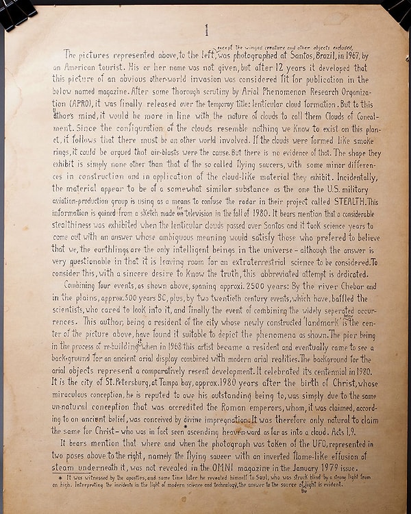 3. Автор подробно рассказывает о внешности прибывших и описывает средства, на которых они прибыли.