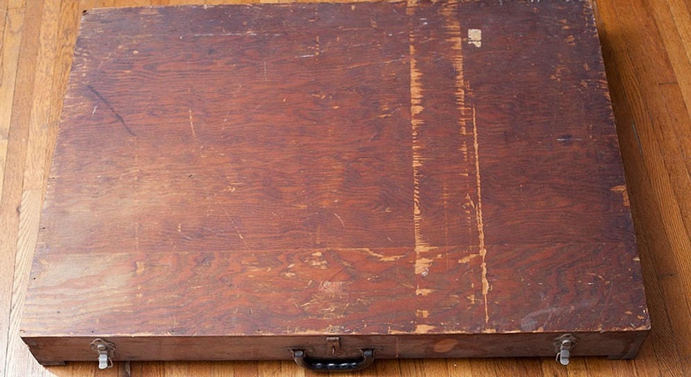 Мужчина нашел загадочную коробку в мусорном контейнере, и вот что он обнаружил внутри…