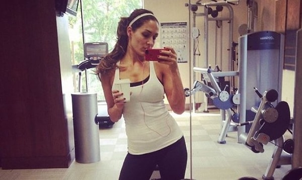 4. Люди, делающие селфи в спортзале, хотят сказать "Это я в обычной обстановке". Однако чтобы снять одну фотографию, они принимают десятки поз!