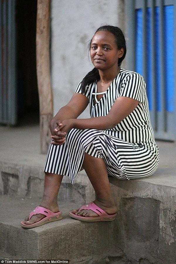 Mentewab Dawit Lebiso Etiyopya'da yaşamaya çalışan fakir kesimin içinde ve hikayesi oldukça üzücü. Bir tecavüz, zorlu bir hastalık ve bebeğinden vazgeçme...