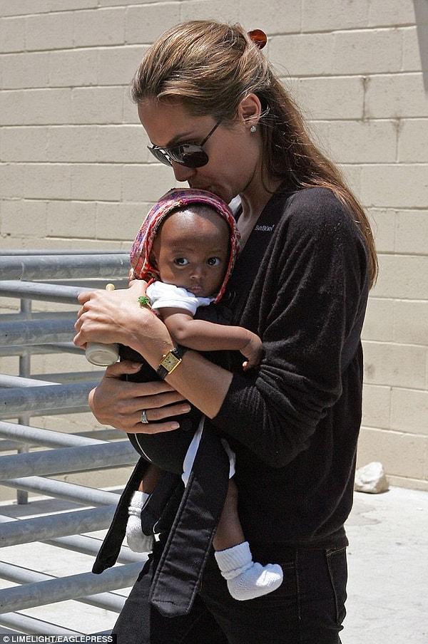 Zahara'yı 2005 yılında evlatlık edinen Jolie ise kendisine çocuğun anne babasının AIDS yüzünden hayatının kaybettiğinin söylendiğini açıklamıştı.