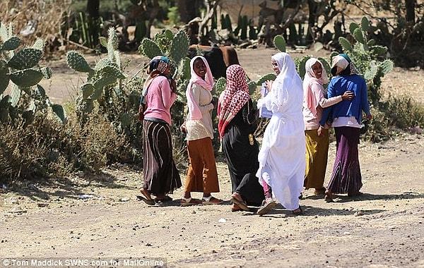 Zahara yaşındaki kızlar Etiyopya'da hem okula gidip hem de çalışmak zorundalar.
