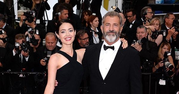 Mel Gibson ve partneri Rosalind Ross mutlu bir ilişki yaşıyorlar. Sık sık birlikte boy gösterdikleri ödül gecelerinde etrafa gülücükler saçıyorlar.