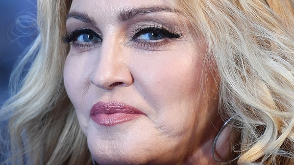 8. Остается только гадать, то ли Мадонна выглядит на 35, то ли Собчак… ну, вы сами понимаете.