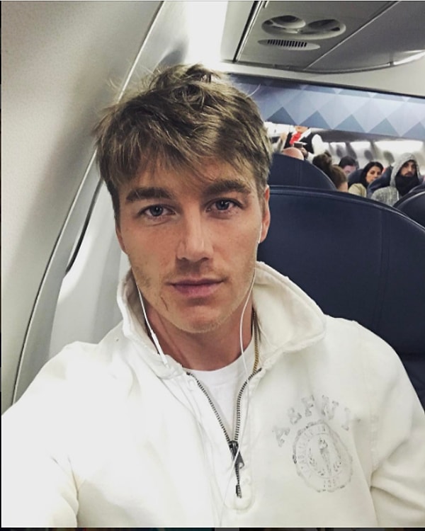 2. И это доказывается его поступком: он должен был улететь в США на 4 месяца, но все-таки решил повидаться с любимой – пусть всего на каких-то 15 часов.