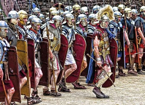 Roma bu isyanı bastırmak için 5 lejyon çıkarttı. Yaklaşık 30.000 kişilik bu kuvvetler nizamlı bir orduyu teşkil etmekle beraber çok güçlü teçhizatlara sahiptiler.