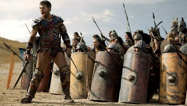 Spartaküs üzerine gelen ilk Roma kuvvetleri karşısında başarı kazandı. Fakat Crixus'un ölümü onu bir anda etkiledi ve fikirlerini tam tersine çevirdi.