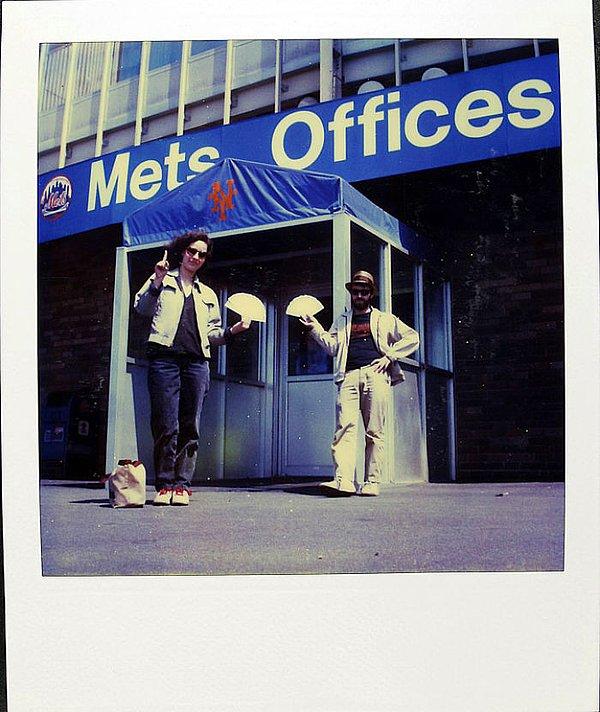 29 Nisan 1986: Jamie sıkı bir New York Mets taraftarıydı. Arkadaşıyla birlikte bilet alıyor.
