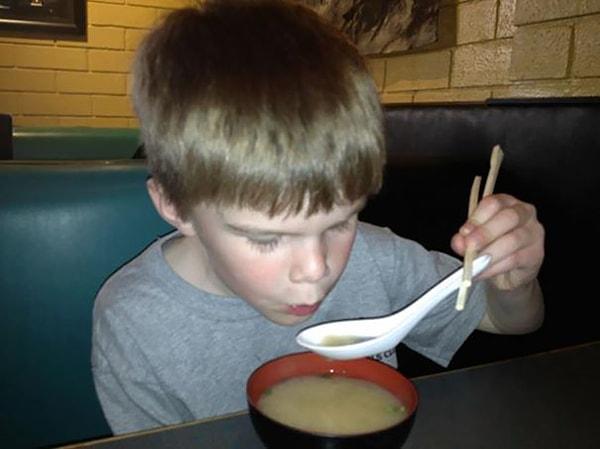 14. Japon restoranında çubuk kullanmasını isterseniz, çorbayı bile çubukla içebilirler.🍜