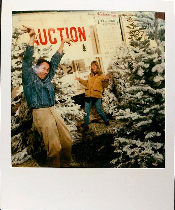 7 Aralık 1990: Noel ağacı bakarken eğlenenler.