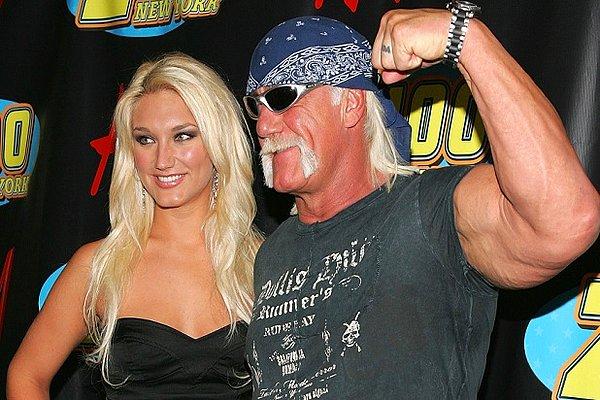 1. Çocukluğumuzun Sarı Dev'i, Amerikan güreşçisi Hulk Hogan, kızı Brooke'un en yakın arkadaşıyla yatarak listemize ilk sıradan giriyor.