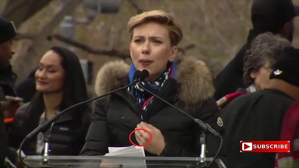 2. Причины разрыва остаются неизвестны, но 32-летнюю актрису заметили на «Женском марше» в Вашингтоне в день инаугурации Дональда Трампа без обручального кольца.