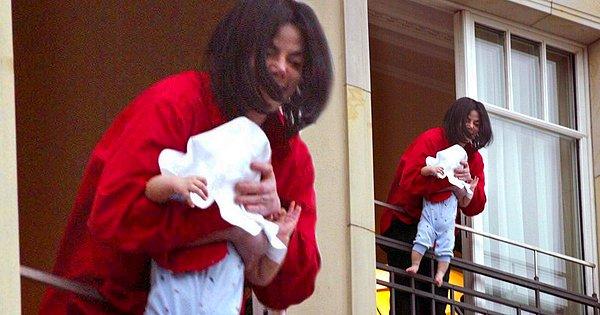 10. Michael Jackson minicik çocuğunu balkondan sarkıtınca, yürekleri ağızlara getirdi ve büyük tepki gördü.