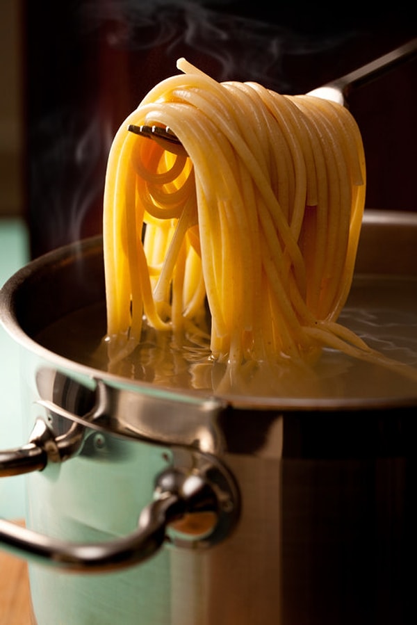7. Не откидывать спагетти/макароны на дуршлаг сразу же после их приготовления