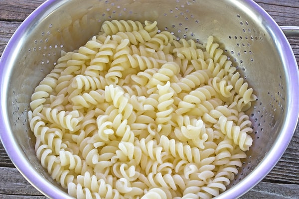 9. Оставлять макароны в дуршлаге