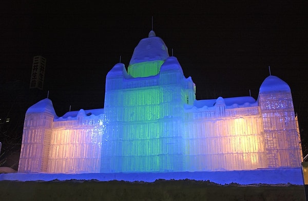 Ежегодно такое торжество снега и льда празднуется с 1950 года, когда старшеклассники одной из школ Саппоро установили шесть снежных фигур животных