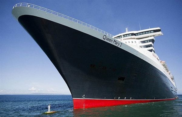18. Корабль Queen Mary-2 является одним из крупнейших океанских лайнеров в мире. Внизу стоит его капитан.