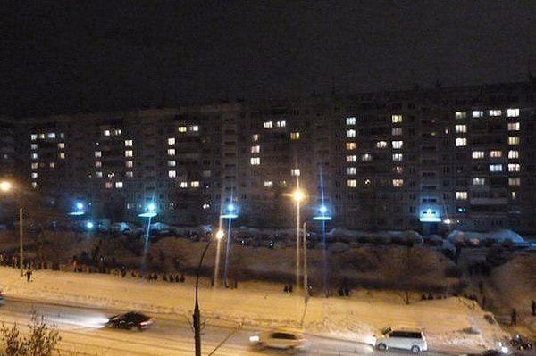 20. В Новосибирске жители многоквартирного дома договорились и зажгли в окнах слово "Россия".