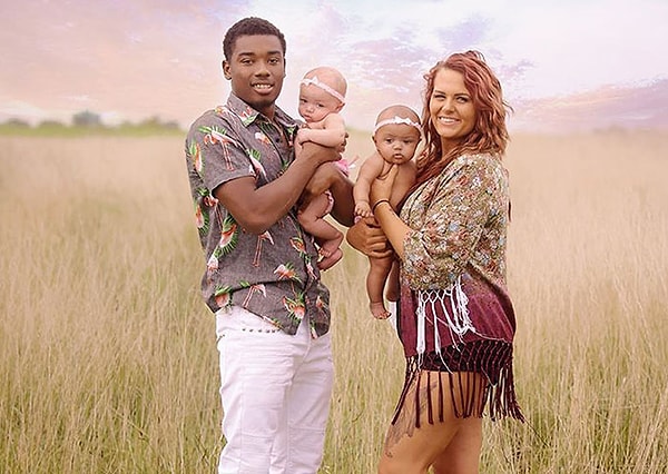 Снимок, на котором изображены близняшки с разным цветом кожи, опубликовала их мама на своей страничке в сети Facebook, и он уже стал хитом в Интернете