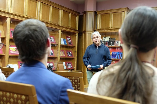 9. Изюмов тоже утверждает, что не причастен к насилию, а новости об этом серьезно подорвали его здоровье