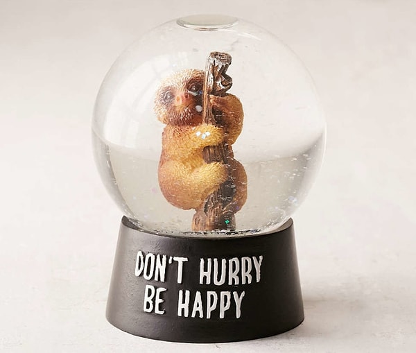 7. Купите себе снежный шар и поставьте его на рабочий стол. Так вам будет проще бороться со стрессом ☃