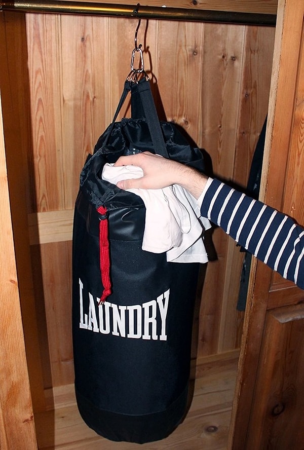 15. Выместите свою злость на мешке для белья, похожем на боксерскую грушу