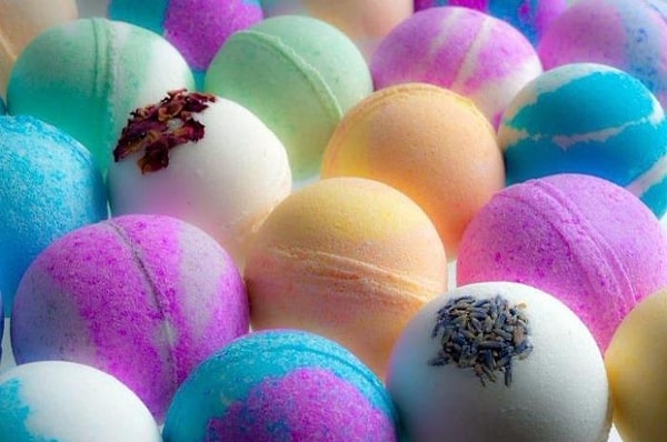 4. Наберите ванну и киньте туда солевую бомбочку 🛀