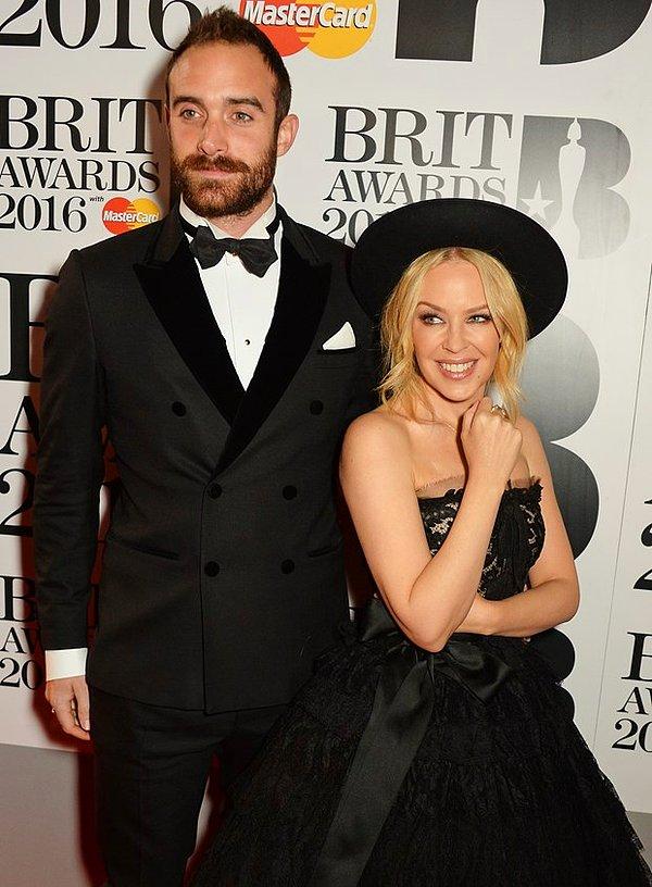16. Kylie Minogue, nişanlısı Joshua Sasse ile evlendikten sonra soyadını değiştireceğini açıkladı.