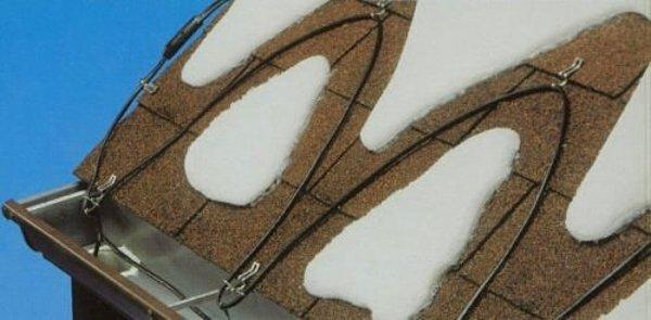 14. Buzlanmayı önleyen ve karı eriten ısıtıcı kablo çatınızı korur.