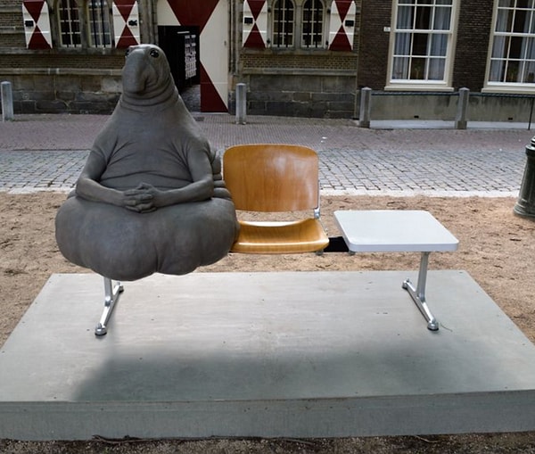 2. Маргрит ван Бриворт назвала свое творение "Ждун". И оно так понравилось людям, что количество селфи с ним растет не по дням, а по часам, а сам Ждун стал новым мемом