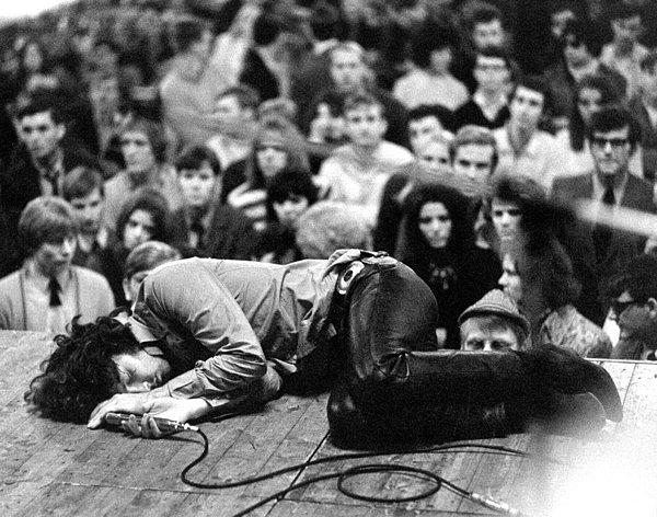 2. 1968'de Frankfurt'taki bir 'The Doors' konserinde Jim Morrison bayılmış halde.